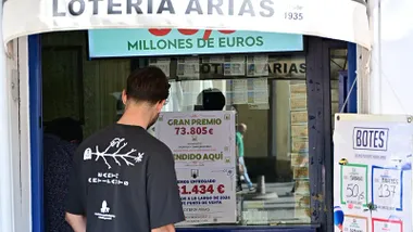 Un joven espera su turno en la Administración de Loterías Arias de Cádiz