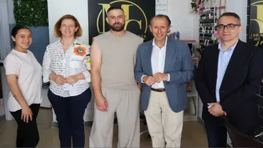 Alcalde de Chiclana y delegados del Ayuntamiento junto al propietario y una estudiante.