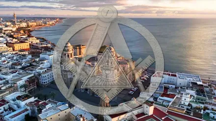 La ciudad de Cádiz y sobreimpresionado los símbolos de la masonería, la escuadra y el compás.