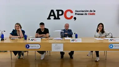 Mesa de votación de la APC con las dos candidatas