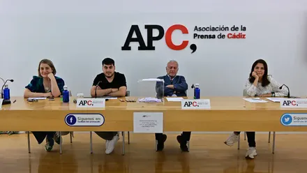 Mesa de votación de la APC con las dos candidatas