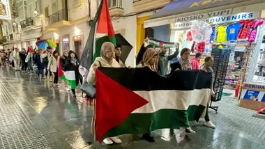 Un grupo de personas porta una bandera de Palestina en una movilización en Cádiz