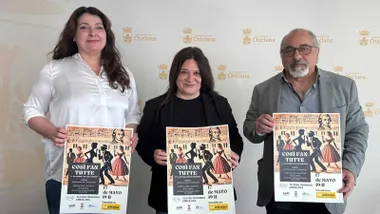 La delegada municipal de Cultura, Susana Rivas, junto con el vicepresidente y la tesorera de la Asociación Gaditana de Amigos de la Ópera (ASGAO), Ángel Tomás Pérez y Ana María Gallego, presentando el cartel de la obra de teatro en Chiclana.