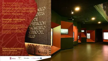 Espacio Nueva Gadeira en Chiclana, con pasillos con tonos oscuros y anaranjados, a la izquierda el cartel anunciador de las actividades.