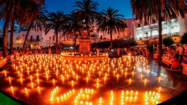 Velas iluminando la plaza de España, destaca la luz que dan cada una de ellas.