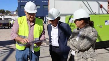 Responsables municipales comprobando las obras con cascos blancos de protección.