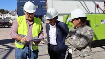 Responsables municipales comprobando las obras con cascos blancos de protección.