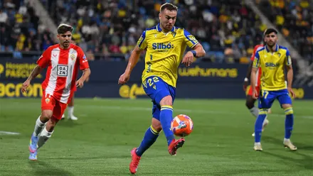 Ontiveros golpea el balón en el choque ante la UD Almería