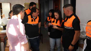 Uniforme nuevo, en azul y naranja de los miembros de Protección Civil en Chiclana.