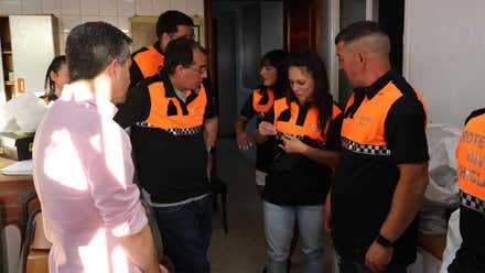 Uniforme nuevo, en azul y naranja de los miembros de Protección Civil en Chiclana.