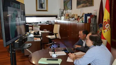 El alcalde de Chiclana en una reunión virtual desde su despacho destacando la madera.