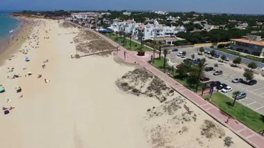 Vista de la playa de Chiclana, todo el litoral, el mar y el cielo.