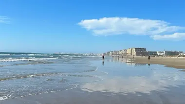 La playa de Cádiz que Viajar recomienda por encima de Bolonia o Zahara... y se llega en tranvía