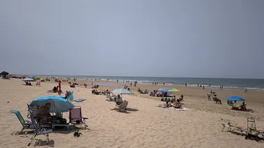 Bañistas en la Playa de La Victoria de Cádiz.