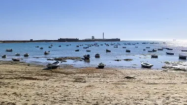 Imagen de la Playa de La Caleta de Cádiz en bajamar