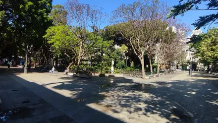 Plaza de Candelaria de Cádiz con buen tiempo y cielo despejado