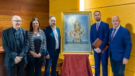 La alcaldesa de San Fernando, Patricia Cavada junto a otras personas que posan con el cartel del Corpus de San Fernando 2025,