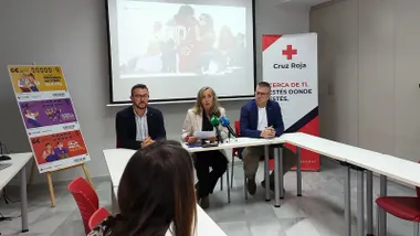 El secretario y el coordinador de Cruz Roja flanquean a la presidenta, Carmen de Lara, en la rueda de prensa de presentación de la memoria 2024 de la entidad