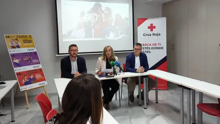 El secretario y el coordinador de Cruz Roja flanquean a la presidenta, Carmen de Lara, en la rueda de prensa de presentación de la memoria 2024 de la entidad