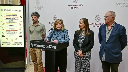 La concejala de Cultura, Maite González, interviene durante la presentación del Flamencad 2025. Foto: Eulogio García.