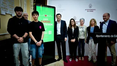 Foto de familia tras el acto de presentación del mapa de desfibriladores activos en Cádiz