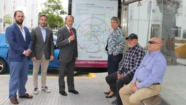 El alcalde de Chiclana, José María Román, junto a varios de sus concejales con uno de los planes de 'Metrominuto' en la localidad.