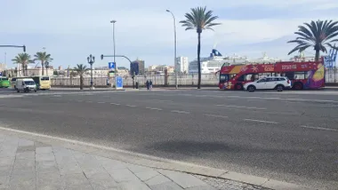 Puerto de Cádiz con un crucero al fondo y el bus turístico en primer plano