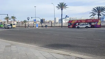 Puerto de Cádiz con un crucero al fondo y el bus turístico en primer plano
