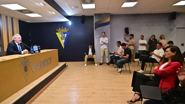 Rafael Contreras y más integrantes de la dirección cadista siguen la intervención de Vizcaíno