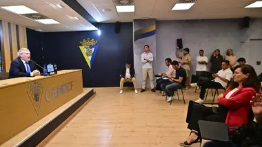 Rafael Contreras y más integrantes de la dirección cadista siguen la intervención de Vizcaíno