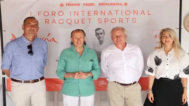 José María Román, con camisa verde, junto a la delegada y los responsables del I Foto Racquet Sport de Chiclana, posan delante de una lona de presentación.