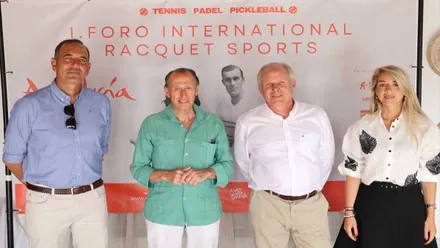 José María Román, con camisa verde, junto a la delegada y los responsables del I Foto Racquet Sport de Chiclana, posan delante de una lona de presentación.