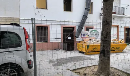 Una cuba en la puerta de acceso al albergue municipal de Cádiz durante las obras de reforma. La zona está vallada