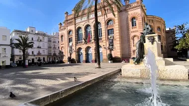 Plaza del Falla Cádiz con la fuente en primer plano