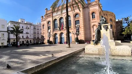 Plaza del Falla Cádiz con la fuente en primer plano