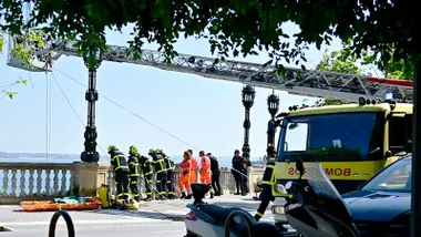 Bomberos miran por la muralla para tratar de llegar a la persona que se había precipitado por la muralla de la Alameda