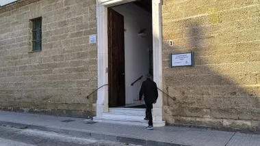 Una persona sube el acceso a la Residencia de Mayores Fragela, de Cádiz.