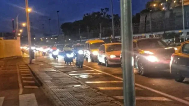 La protesta por los impagos de la empresa limpieza industrial en Navantia provoca retenciones de tráfico en Cádiz