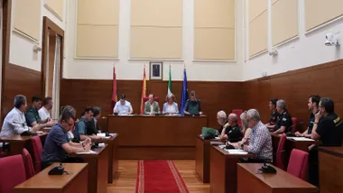 Diferentes estamentos en la reunión de seguridad de la Feria de San Antonio de Chiclana en el Salón de Plenos.