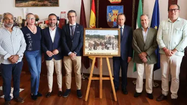 Autoridades, Hermandad y autor del cartel posan para una foto, en el centro el cartel de este año que refleja el rezo del Ángelus.