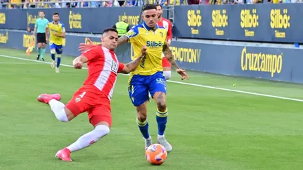 Roger trata de marcharse de un defensa en el Cádiz CF-UD Almería