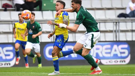Roger pugna con un rival en el Racing de Ferrol-Cádiz CF
