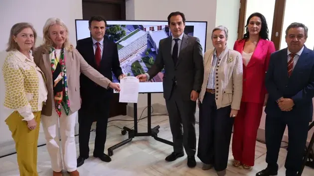 Cargos del PP en la Junta de Andalucía y el Ayuntamiento en la rueda de prensa sobre la publicación del proyecto en el BOJA.