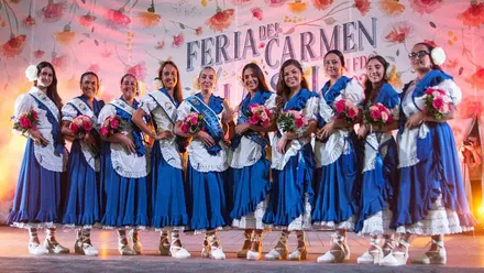 Gala de salineras con las chicas vestida al uso con colores azules y blancos.