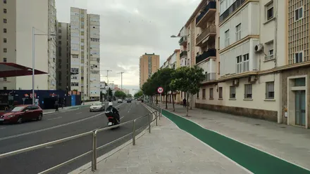 Cielo nublado en la zona de la Gasolinera África de Cádiz, con el carril bici desierto