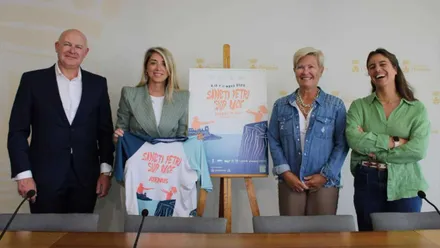 Isabel Butrón junto a Marta Garat y Lucía Cantero; y el gerente de Atenas Playa, Miguel Grande. Presentan el cartel de la competición y sostienen una camiseta de la prueba.
