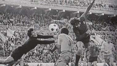 Imagen en blanco y negro de SuperPaco en un partido disputando un balón.