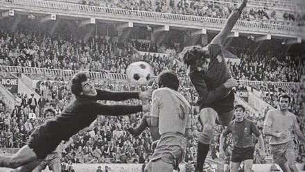 Imagen en blanco y negro de SuperPaco en un partido disputando un balón.