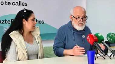 El portavoz de Apdha, rafa Lara, en la rueda de prensa que ha ofrecido esta semana junto a Tamara Manzano, desahuciada d ela casa municipal en la que vivía