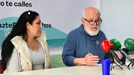 El portavoz de Apdha, rafa Lara, en la rueda de prensa que ha ofrecido esta semana junto a Tamara Manzano, desahuciada d ela casa municipal en la que vivía